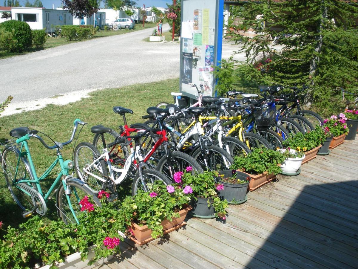 Camping Du Pontis Verteillac Exterior foto